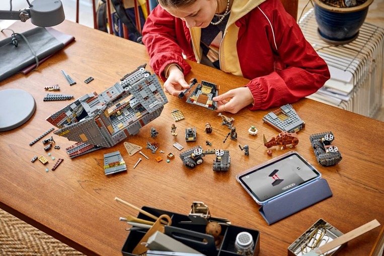 LEGO Star Wars Offworld Sandcrawler™ and Mudhorn - 75453
