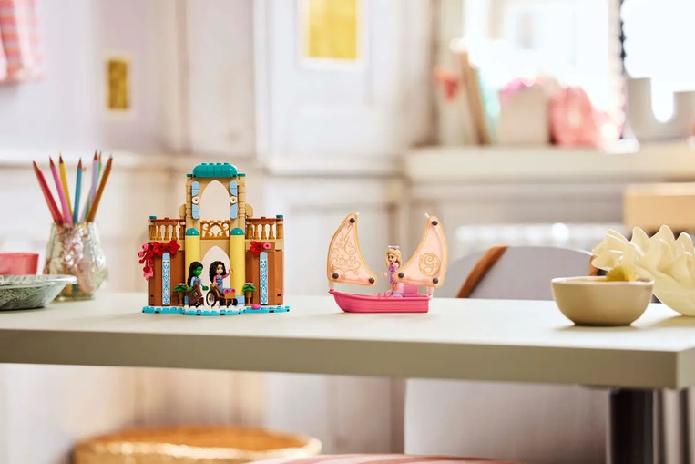 LEGO Wicked Glinda, Elphaba & Nessarose At Shiz Univ - 75681