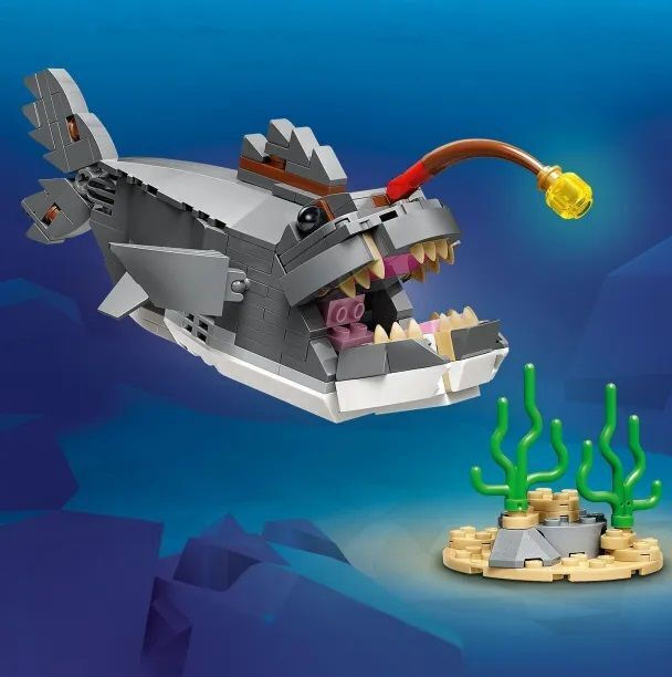 LEGO Creator 3 in 1 Fierce Shark With A Treasure Chest - 31381