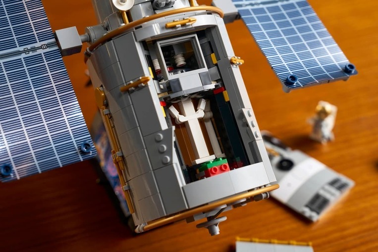 LEGO Hubble Space Telescope - 11382