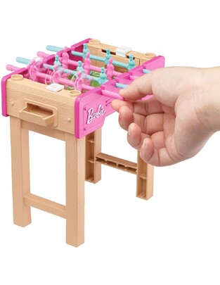 Barbie Έπιπλα Mini Playset Με Κατοικίδιο Σκυλάκι, Επιτραπέζιο Ποδοσφαιράκι Και Αξεσουάρ - GRG77