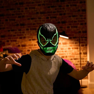 Venom Versus Feature Glows-In-The-Dark Mask - G1828