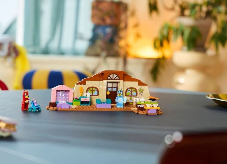 LEGO Bluey School With Rusty and Bluey - 11221
