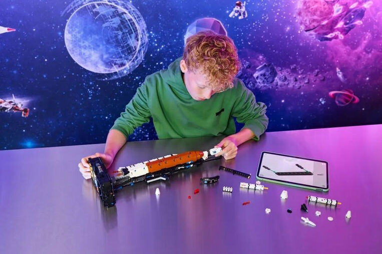LEGO Technic Nasa Artemis Space Launch System Rocket – 42221