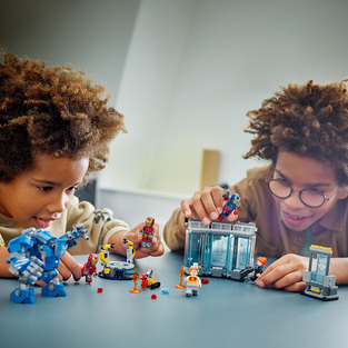 Lego Iron Man's Laboratory Hall Of Armour 
