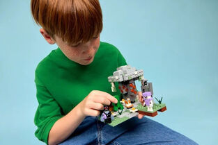 LEGO Minecraft The Pale Garden - 21586