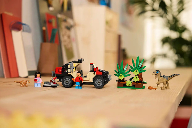 Lego Jurassic World Raptor Off-road Escape 