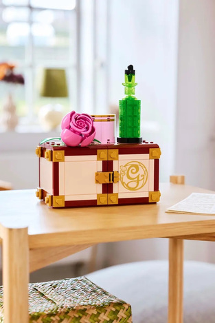 LEGO Wicked Glinda & Elphaba's Dormitory - 75683